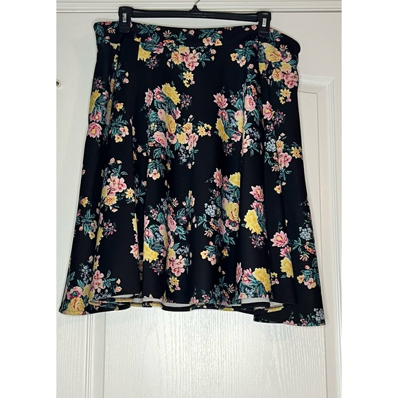 Pre loved Floral Boutique + Plus Size 1X Made by Ashely Nell Tipton Good Cond. - Picture 3 of 8